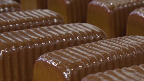 primer plano de pasteles de mármol con recubrimiento de chocolate