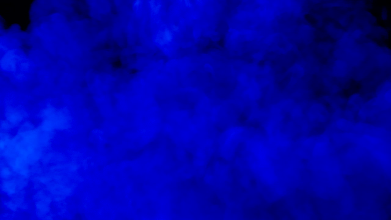 어두운 검정색 배경 슬로우 모션에 스모키 컬러풀한 파란색 잉크 방울 구름 충돌