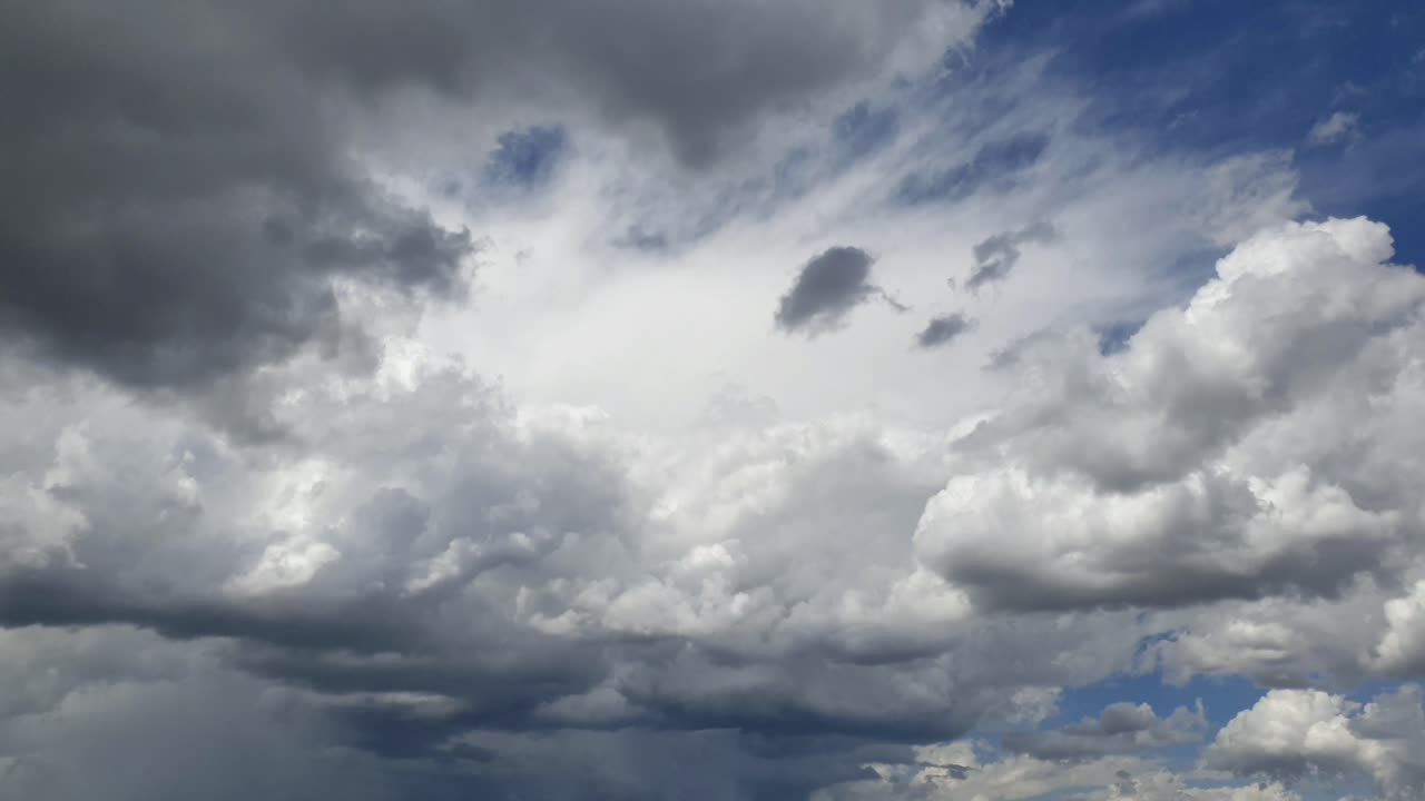 increíble lapso de tiempo de paisaje de nubes ultra suave de larga duración con enormes nubes formándose antes de que comenzara la tormenta y la lluvia en sudáfrica