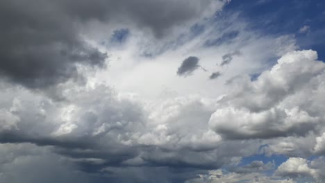 Increíble-Lapso-De-Tiempo-De-Paisaje-De-Nubes-Ultra-Suave-De-Larga-Duración-Con-Enormes-Nubes-Formándose-Antes-De-Que-Comenzara-La-Tormenta-Y-La-Lluvia-En-Sudáfrica