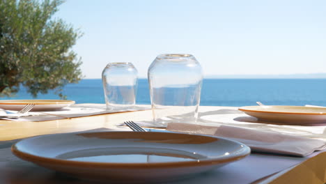 mesa servida en una cafetería al aire libre con vistas al mar