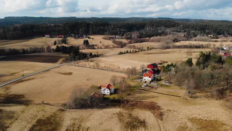 Antena---Vista-De-ángulo-Alto-De-Una-Granja-Y-Sus-Campos-Circundantes-En-Suecia