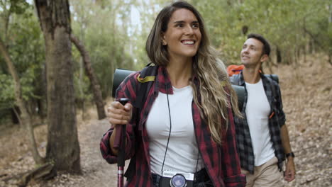 un par de excursionistas felices mirando a su alrededor