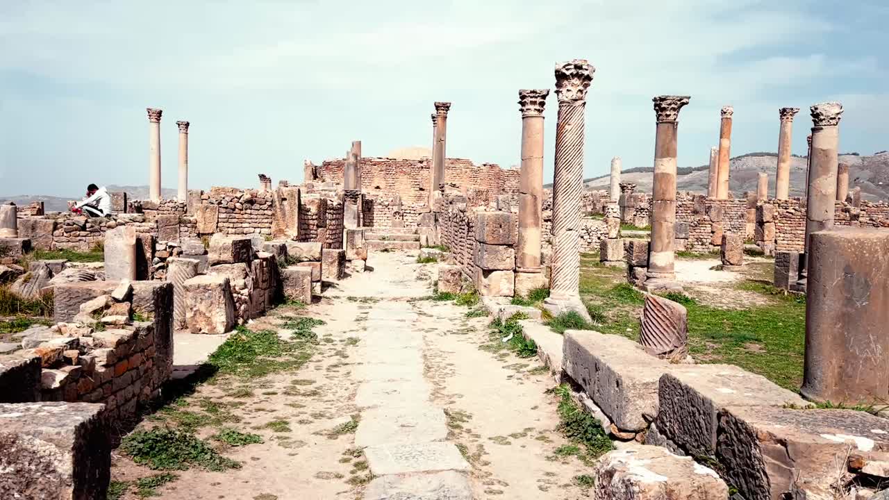 이 몰입형 비디오 경험에서 볼 수 있듯이 djemila의 잘 보존된 로마식 목욕탕과 멋진 모자이크의 가상 투어를 해보세요.