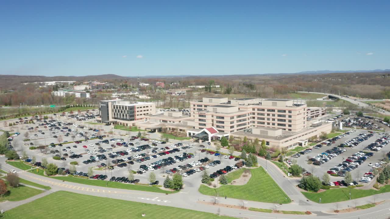 뉴욕의 허드슨 리 미들타운에 있는 가넷 헬스 병원의 4k 무인기 영상입니다.