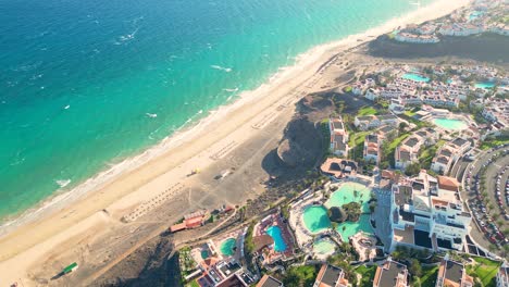 Vista-Aérea-De-Un-Hotel-De-Lujo-A-Lo-Largo-De-La-Costa-Hotel-Princess-Fuerteventura,-Islas-Canarias,-España