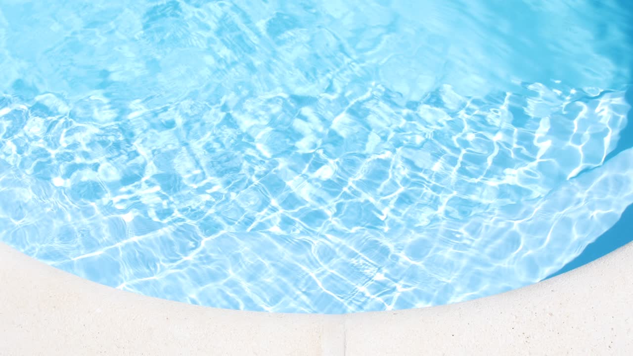 detail von blauem wasser, das im schwimmbad vibriert
