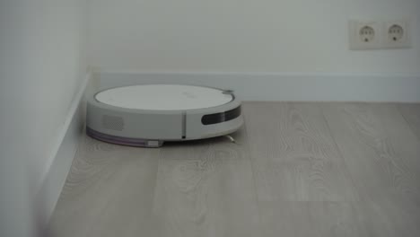 aspiradora robótica en piso de madera laminada tecnología de limpieza inteligente