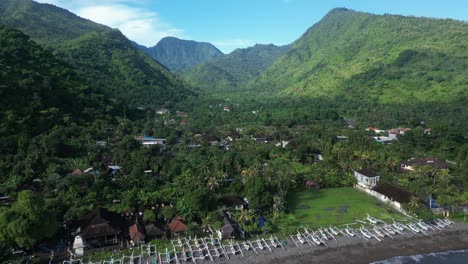 Amed-Im-Norden-Von-Bali-An-Einem-Sonnigen-Morgen-Mit-Strand--Und-Berglandschaft,-Luftaufnahme