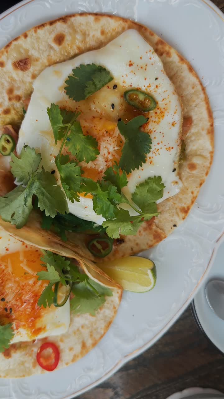 tacos y café para el desayuno, con edamame.