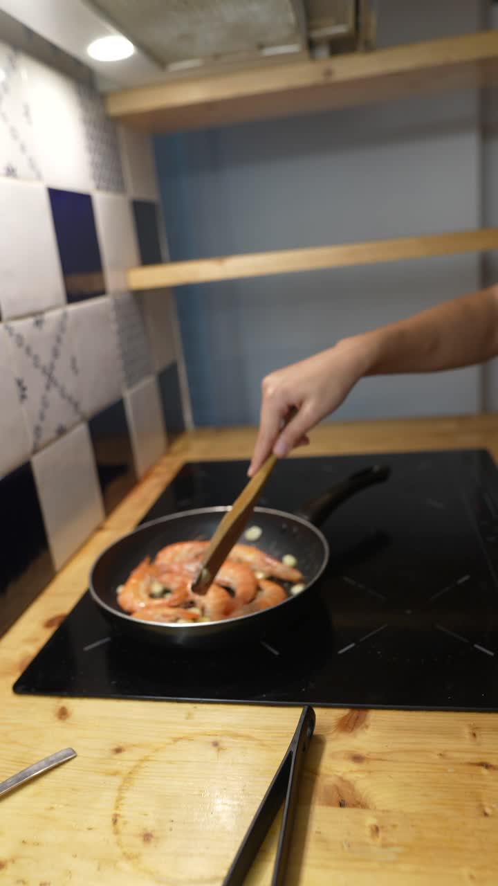 cocinar camarones en una sartén