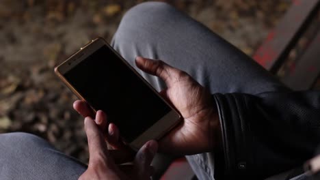 Hombre-Revisando-La-Hora-En-Su-Teléfono-Inteligente