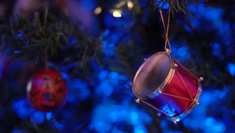 Árbol-De-Navidad-Decorado-Con-Juguetes-En-Forma-De-Tambor-Y-Guirnaldas.