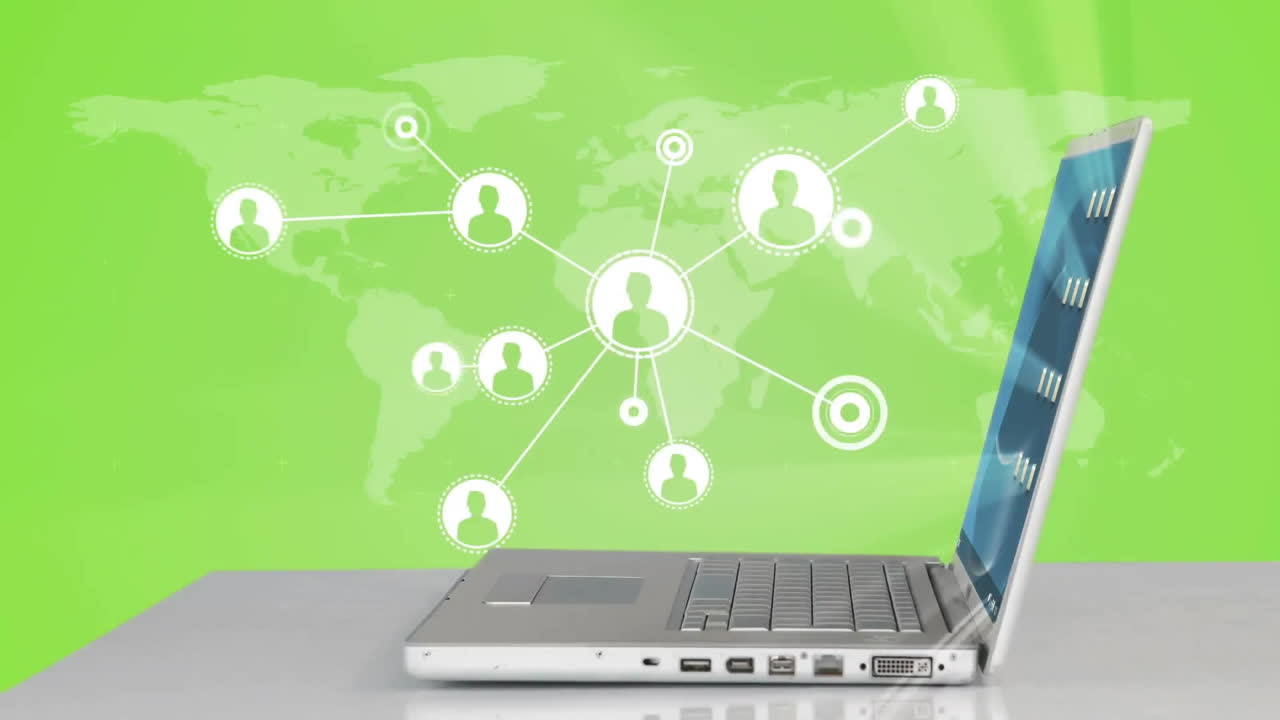 animación de una mujer de negocios caucásica usando una computadora portátil con iconos de medios y un mapa del mundo