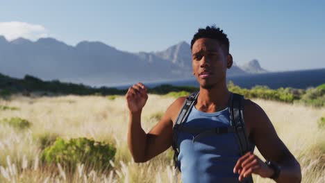 Hombre-Afroamericano-Corriendo-A-Campo-Traviesa-Estirándose-En-El-Campo