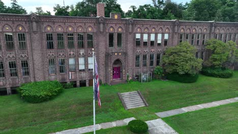 Bandera-Americana-En-El-Edificio-De-La-Vieja-Escuela-En-Estados-Unidos