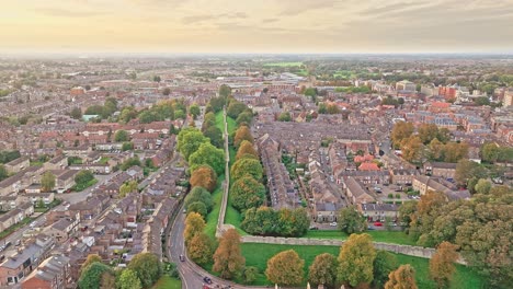 Nach-Unten-Kippbare-Drohnenaufnahme-Von-York,-Der-Hauptstadt-Im-Norden-Von-Yorkshire,-England