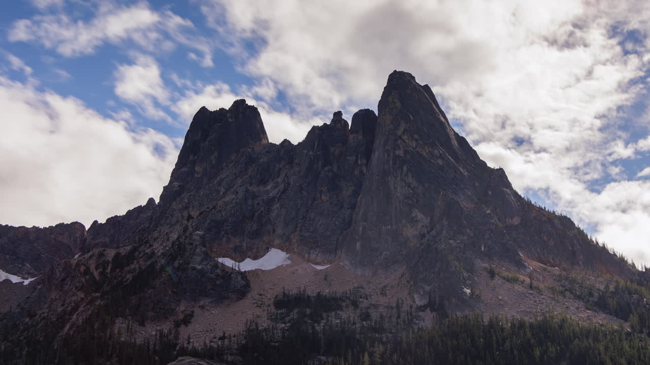 Liberty Bell-bjergene set fra udsigtspunktet ved Washington Pass