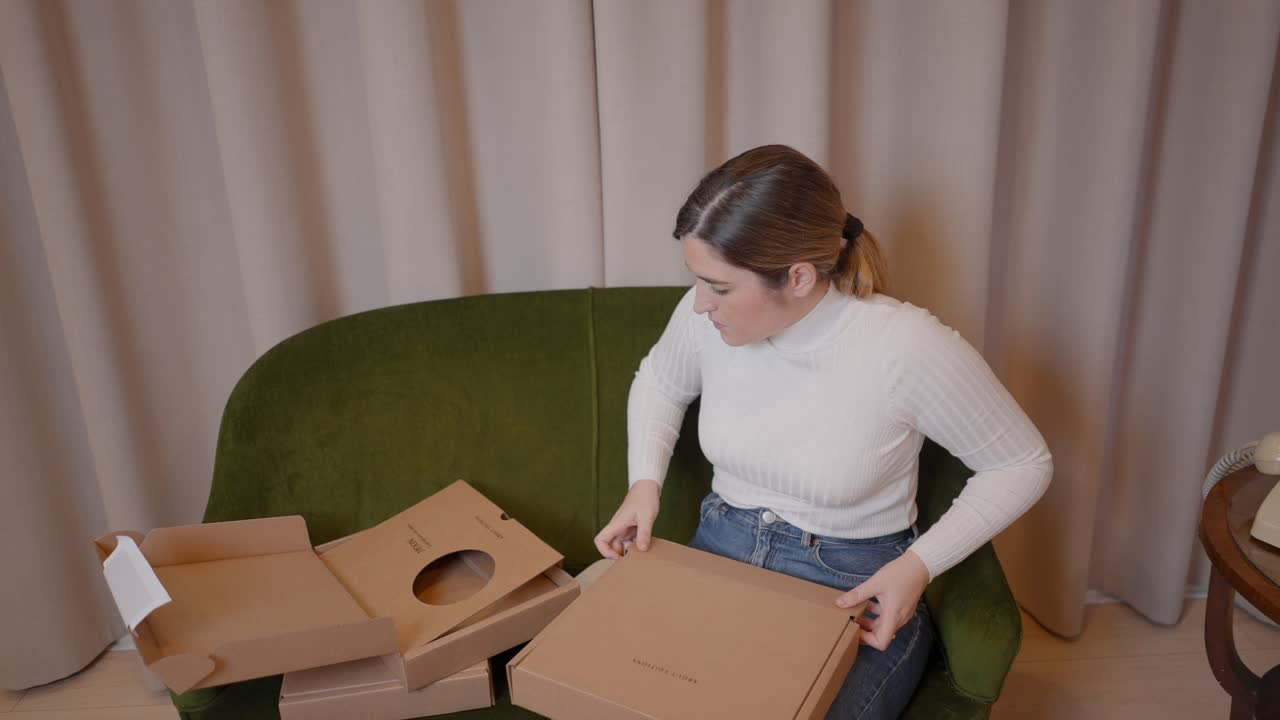 mujer desempaquetando paquetes en casa