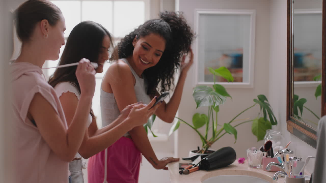 des adolescentes heureuses qui prennent des photos dans la salle de bain, posent, font des grimaces, aiment traîner ensemble, s'amusent, partagent leur sommeil sur les réseaux sociaux.