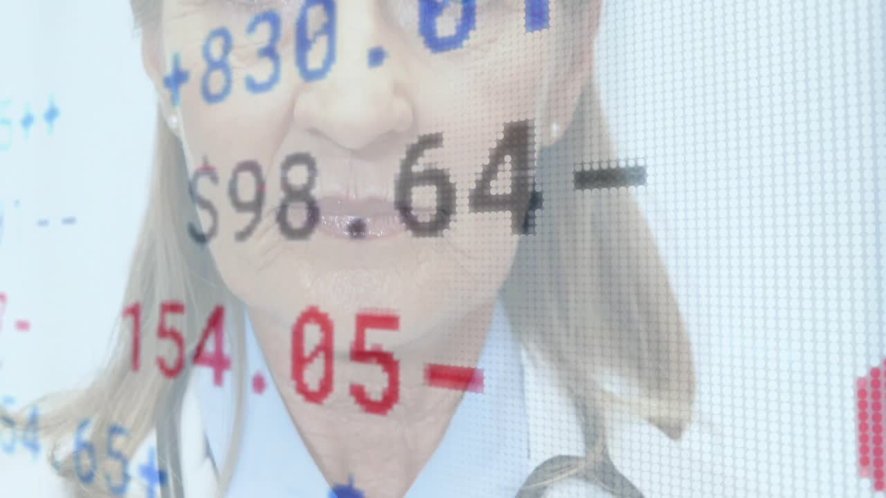 анимация международного интерфейса финансовой информации над улыбающейся женщиной-доктором