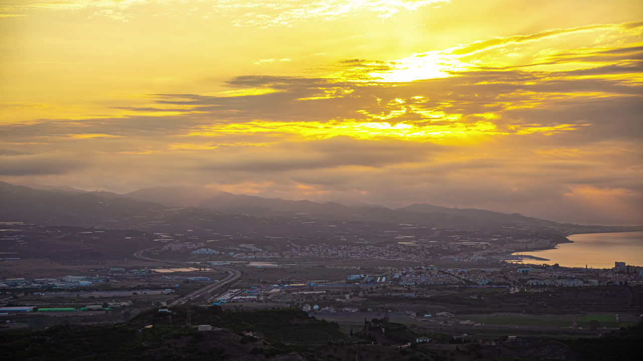 말라가에서 떠다니는 구름과 함께 극적인 일출 타임  ⁇ 스
