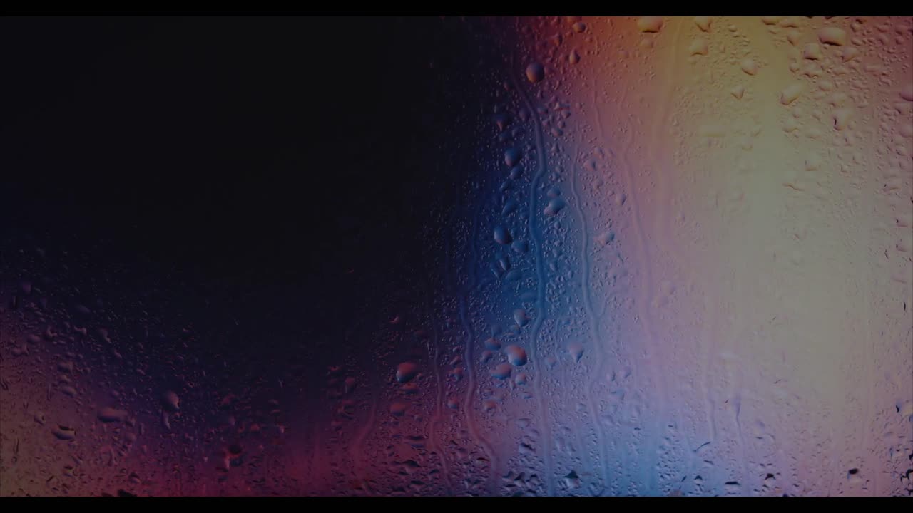Goccioline d'acqua astratte sul vetro con luci colorate dinamiche