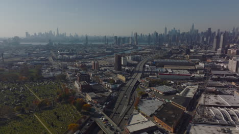 Vista-Panorámica-Aérea-De-La-Metrópoli.-Suburbio-Industrial-Y-Torres-De-Negocios-Del-Centro-En-La-Distancia.-Ciudad-De-Nueva-York,-Estados-Unidos