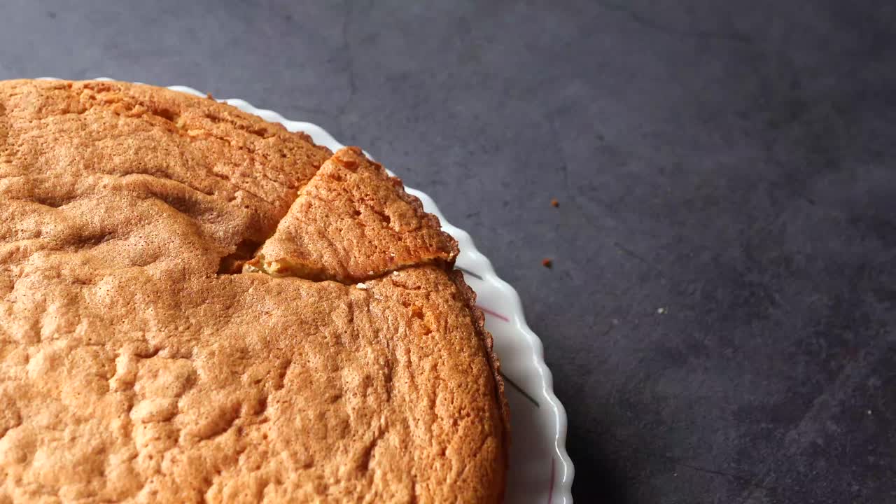 рука, откусывающая кусочек торта.