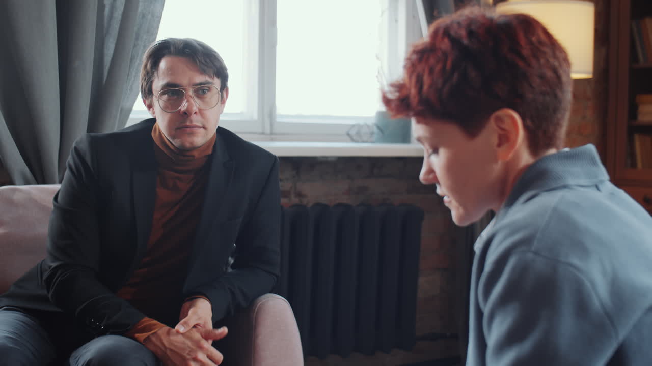 hombre en sesión de asesoramiento con una psicóloga