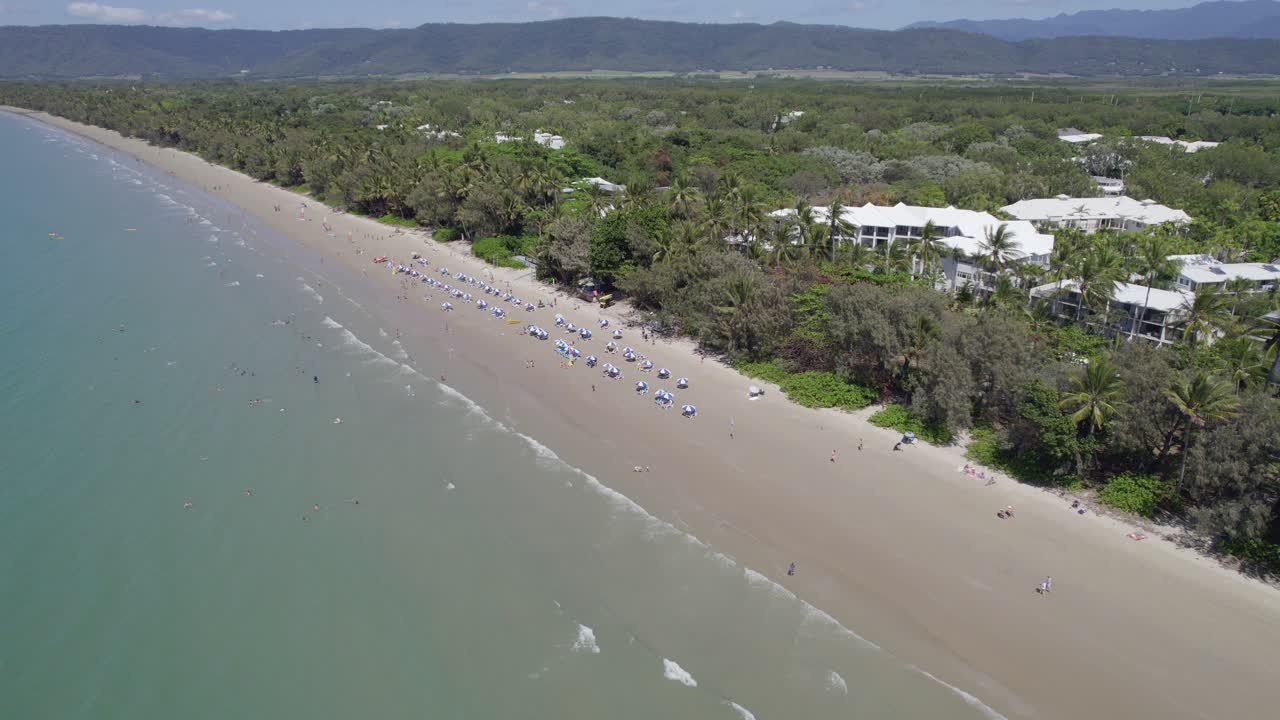 paisaje idílico en la playa de cuatro millas en port douglas, australia - toma aérea de drones