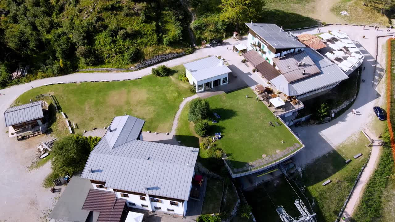 이탈리아, 트렌토, 돌로미티 지역에 있는 몰베노 마을과 호수의 공중 전망