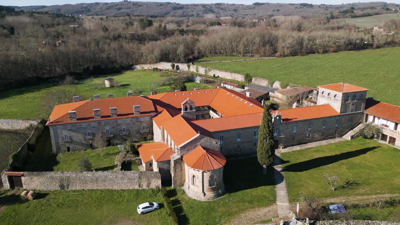 drone en órbita de ángulo ancho alrededor del monasterio de san salvador de ferreira con vista a las paredes históricas de las ruinas