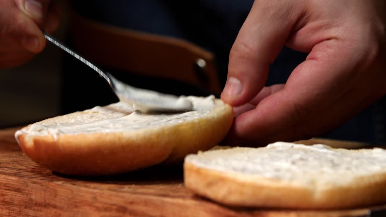 맛있는 햄버거를 준비하고 있습니다.