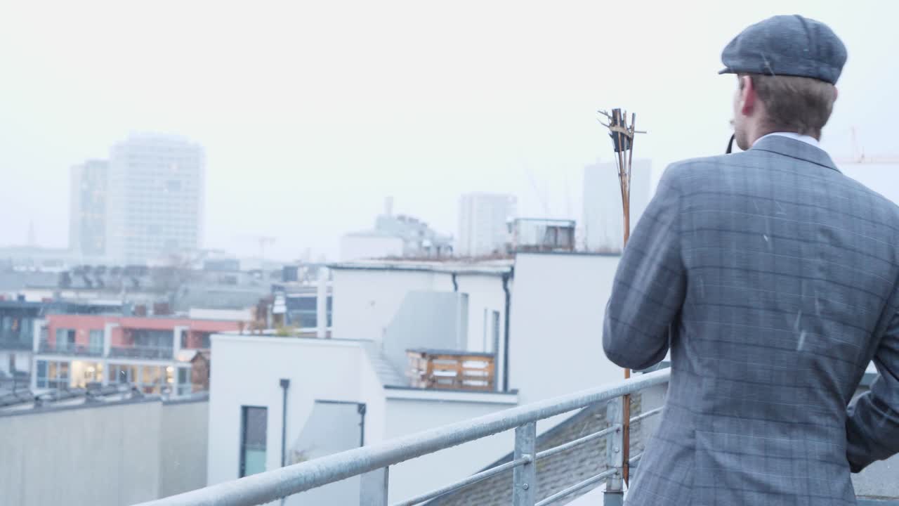 oh, qué hermoso hombre vestido con una boina y un bigote