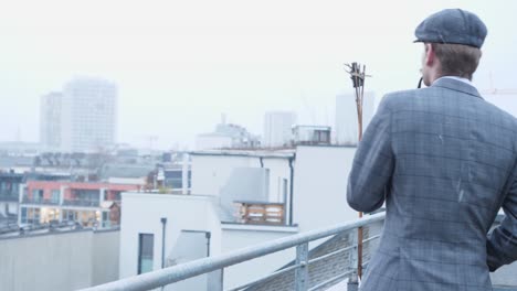 oh, qué hermoso hombre vestido con una boina y un bigote