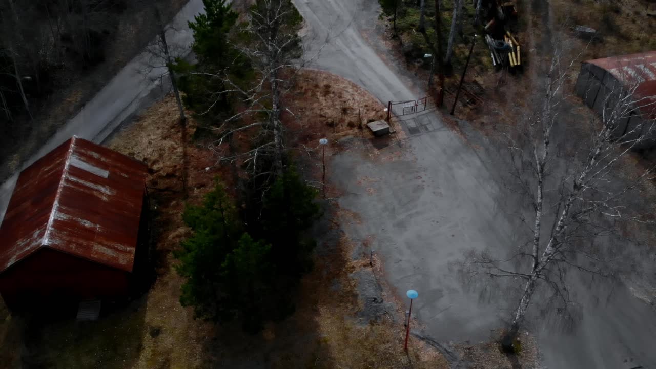 drone disparado bajando hacia una vieja puerta