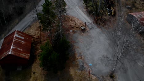 drone disparado bajando hacia una vieja puerta
