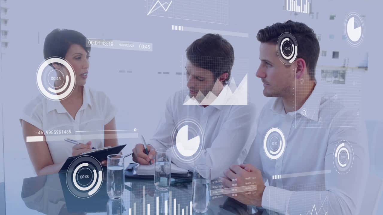animación del procesamiento de datos financieros sobre diversos colegas que discuten el trabajo en la oficina