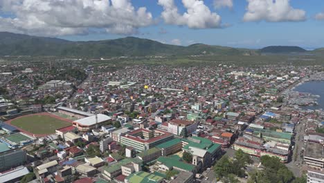 Toma-Panorámica-De-Toda-La-Ciudad-De-Surigao-En-Mindanao,-Filipinas,-Toma-Aérea