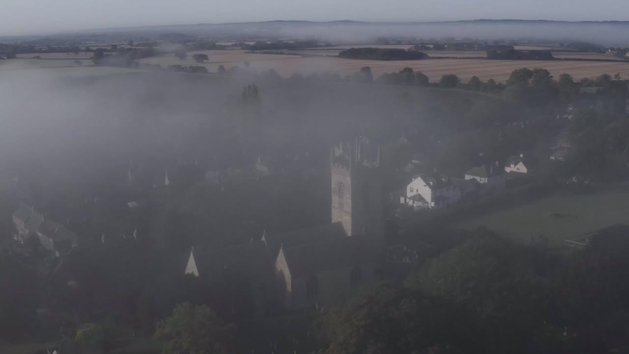 드론 샷 안개 08에서 islip 교회 궤도