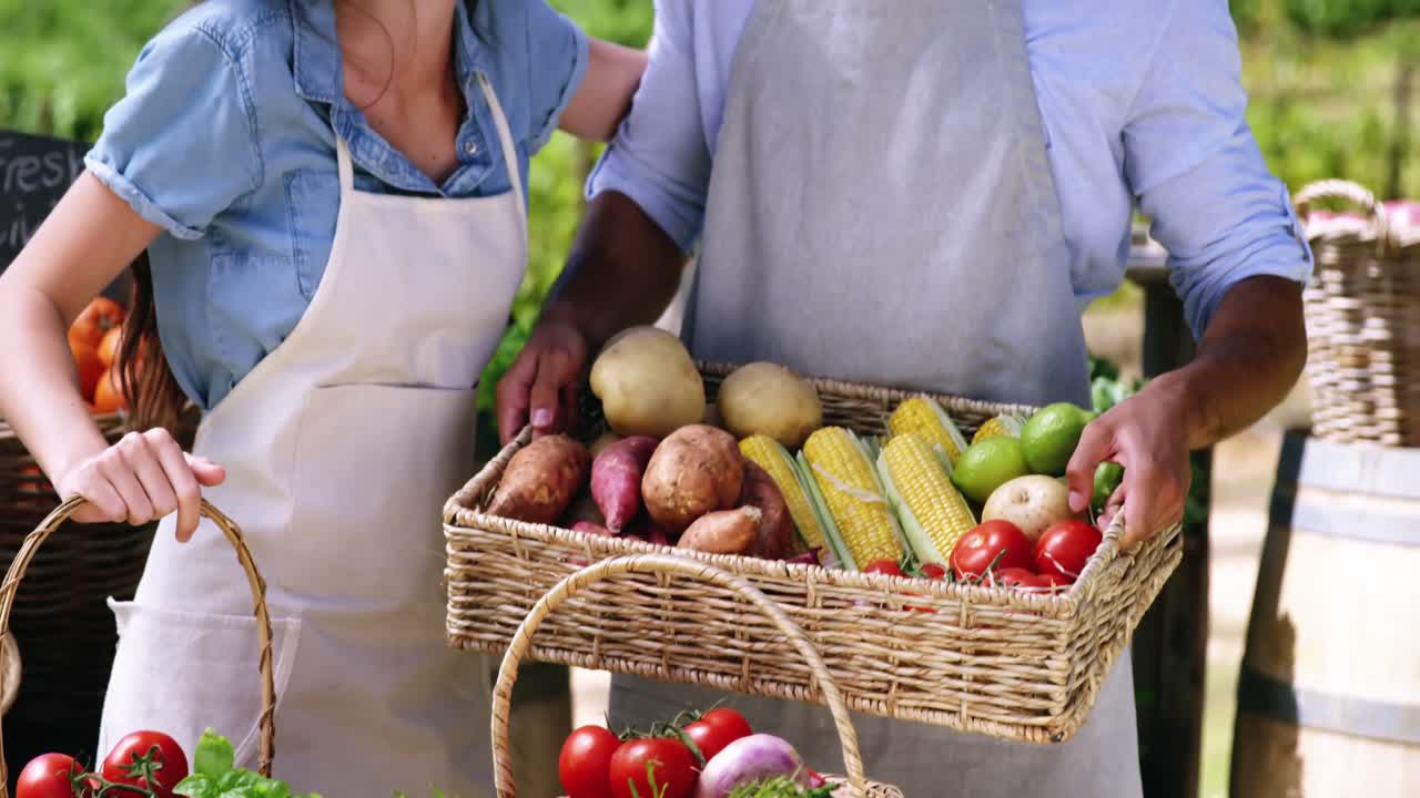 pareja feliz sosteniendo verduras frescas en la canasta