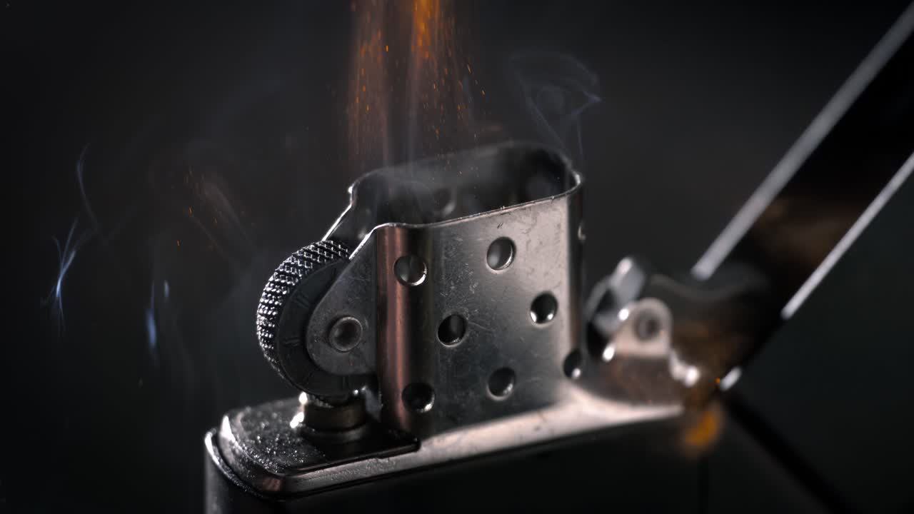 la mano enciende el encendedor. encendedor ardiente en la mano en súper cámara lenta.