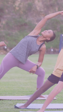 animación de iconos de los medios sobre niños diversos con un entrenador practicando yoga