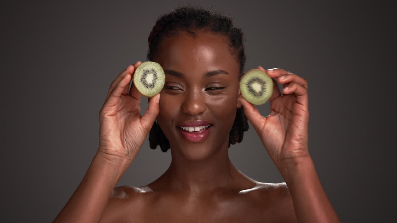 Mulher se divertindo com kiwi