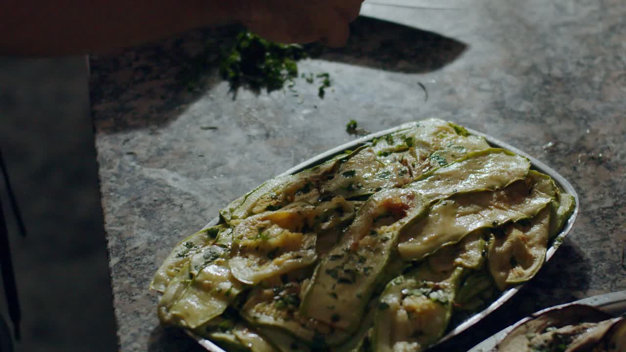 Pizzaiolo picando salsa na cozinha