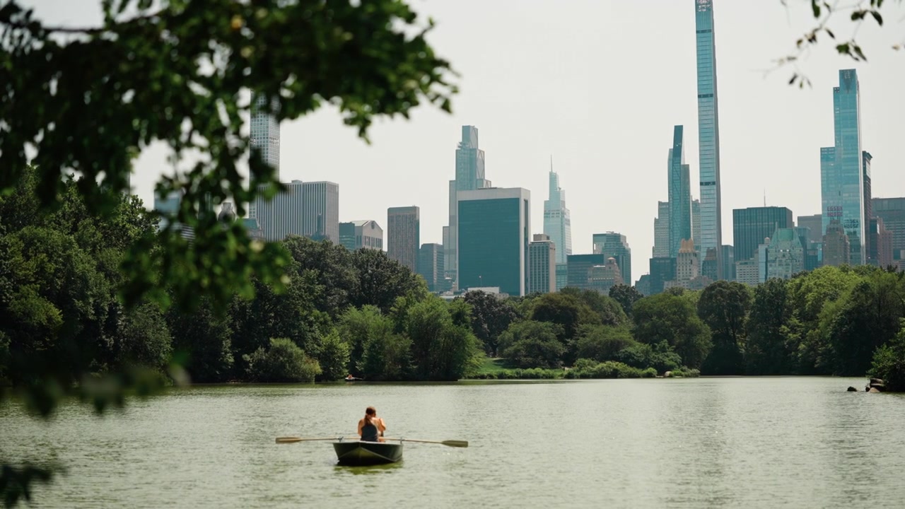 Persona che rema una piccola barca nel lago di Central Park