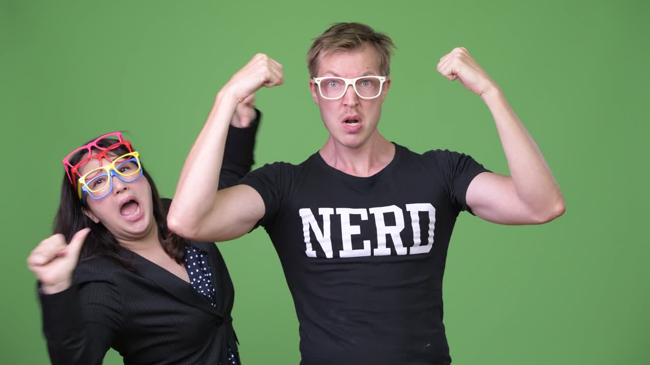 성숙한 아시아 사업가와 젊은 스칸디나비아 괴짜 남자가 함께