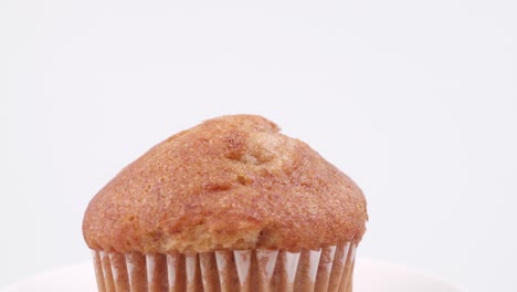 Muffins-Banane-Mit-Weißem-Hintergrund-Flachen-Fokus-Und-Langsam-Drehend