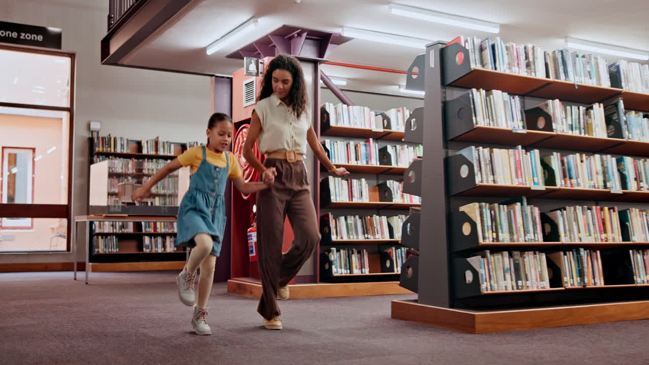familia feliz en la biblioteca
